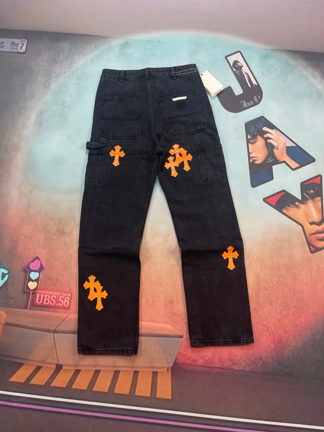 🅿️290 🔘Style No.-KL173 🔘Cro Heart𝐂𝐡𝐫𝐨𝐦𝐞 𝐇𝐞𝐚𝐫𝐭 Black and orange patchwork limited edition Ox King lumberjack workwear jeans* Crow Heart’s iconic dark style is perfect. The hardware accessories of the pants have been distressed, especially the cross-carved buckles, which have a great texture and look very classy at first glance. The orange cross pattern on these pants is so eye-catching and full of design. The fit is also great, comfortable and stylish. Whether you want to wear gothic style, functional style or Y2K style, it can be adapted to all kinds of Asian styles. You can wear it casually and achieve dark street style with ease. The matching suggestions are as follows: Gothic style: Pair the upper body with a black printed short top, then put on a pair of black thick-soled Martin boots, and match it with some silver gothic accessories, such as a cross necklace, to directly transform into a gothic hottie/cool cover. Functional style: Wear a black quick-drying bottoming shirt inside, a multi-pocket functional jacket on the outside, a pair of tactical boots, and a large-capacity functional bag, which is full of functional style. Y2K style: Wear a colorful midriff-baring crop top, pair it with thick-soled sneakers, such as Balenciaga's Track series, add colorful sunglasses and some beaded jewelry, and you'll look like a Y2K millennial hottie/hipster.  Size: M L XL XXL (28.30.32.34.36) Color: Black